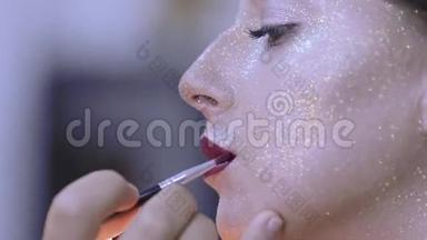 化妆师做化妆时尚